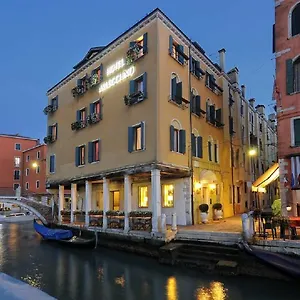 Arlecchino 3*, Veneza Itália